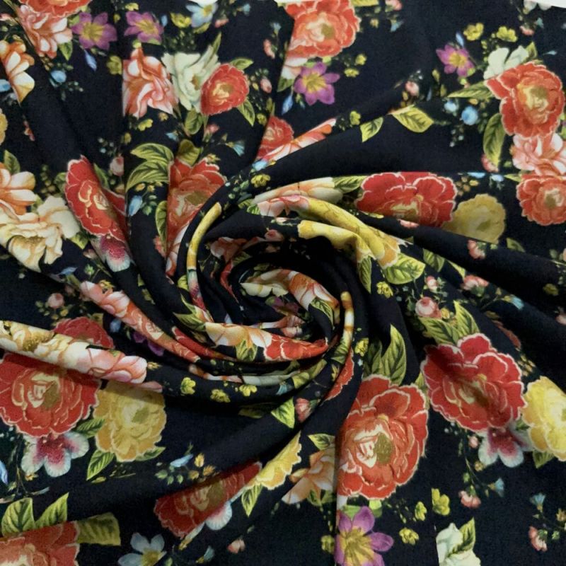 Tecido Viscose Estampada Rosas e Flores Fundo Preto • Luema Tecidos